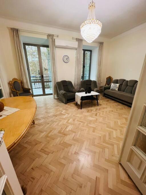 Spacious 2 Bedrooms In The Center Of 耶烈万 外观 照片
